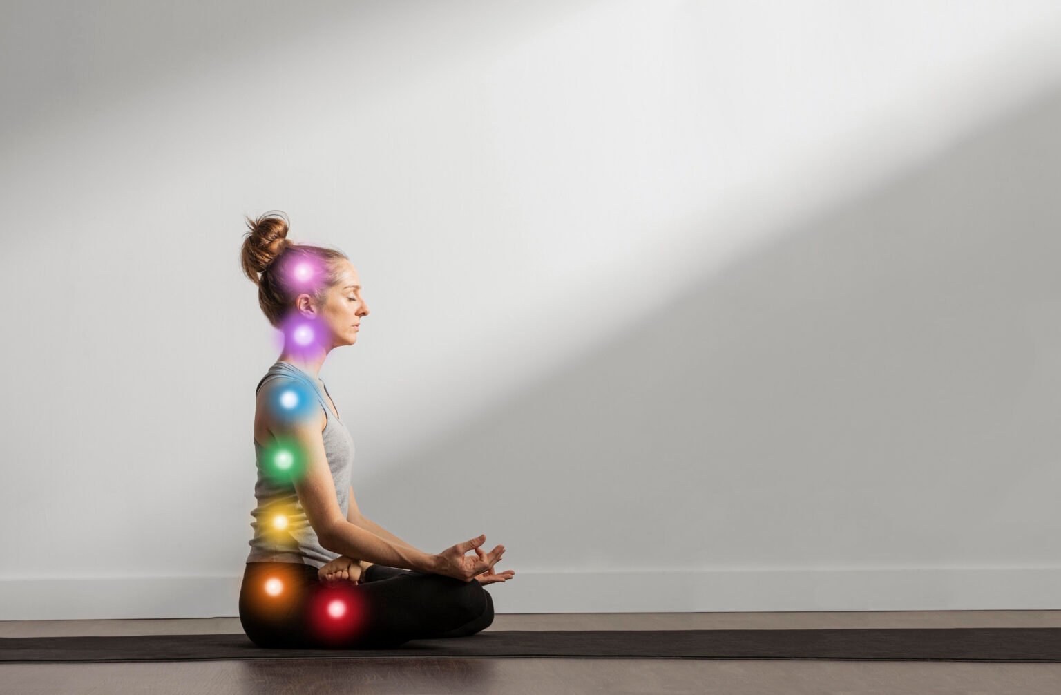 Femme maintenant l'asana tandis que les points de chakra sont alignés
